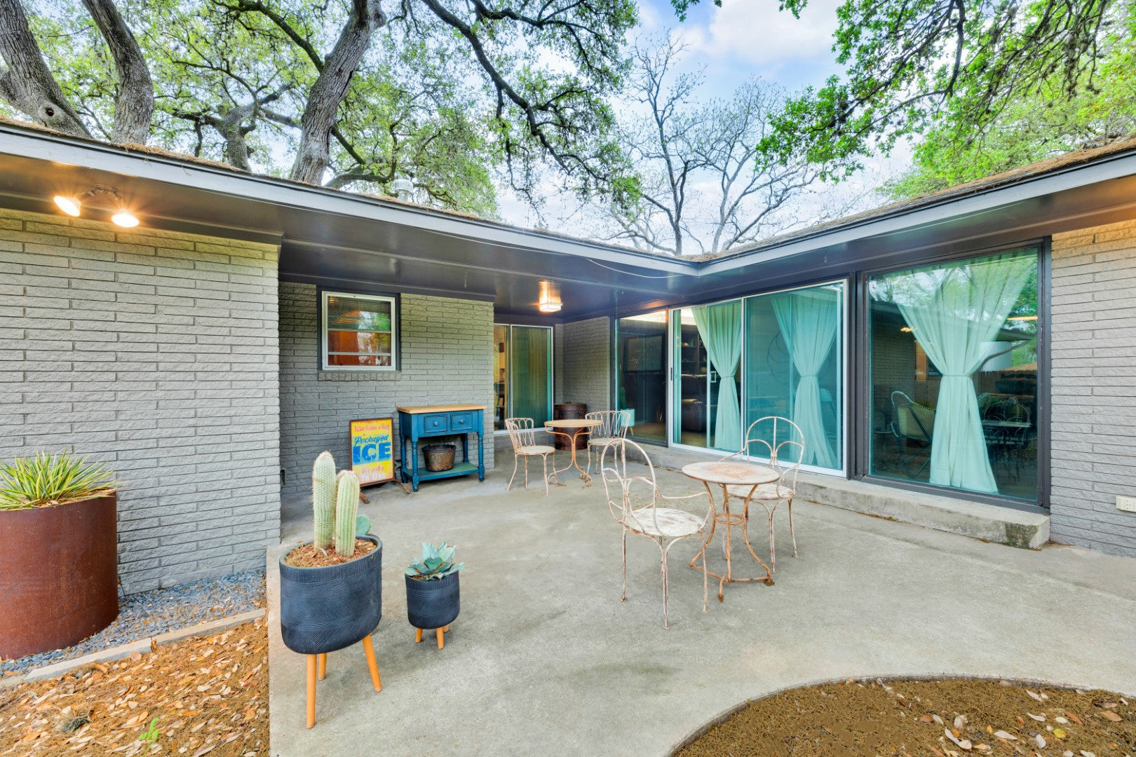 Colossal Oaks on Walnut St | Corner Lot | Downtown