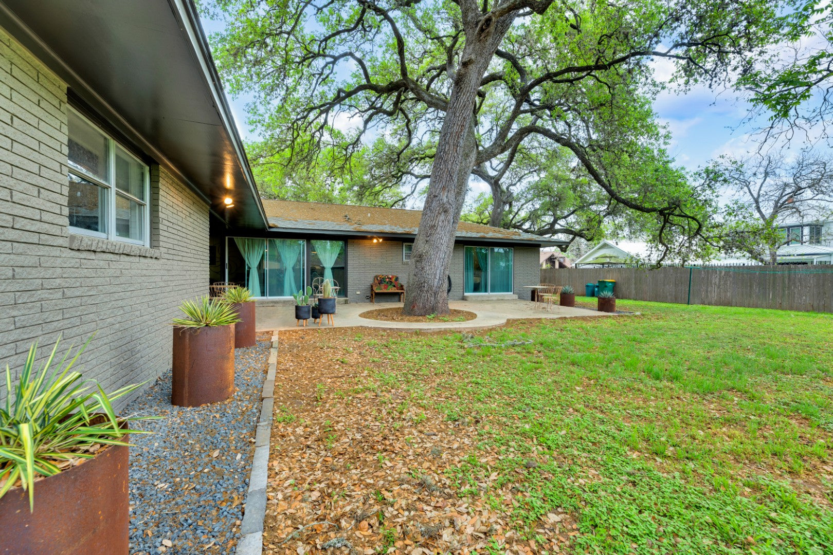 Colossal Oaks on Walnut St | Corner Lot | Downtown