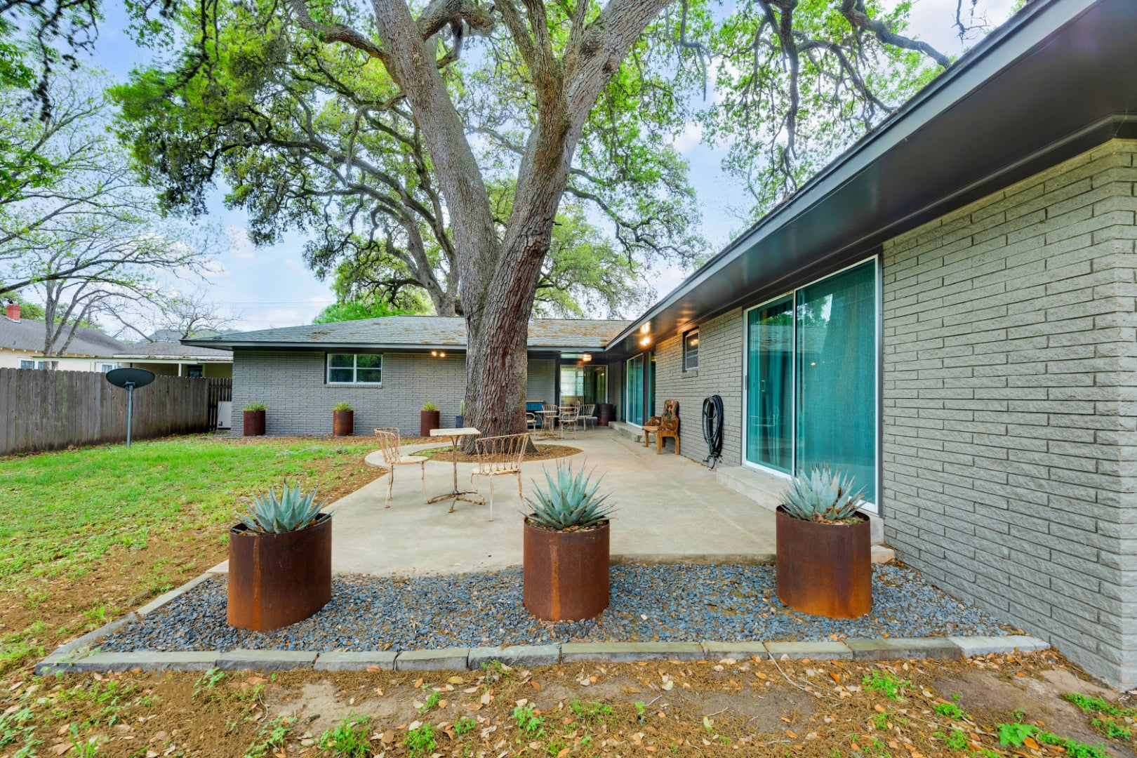 Colossal Oaks on Walnut St | Corner Lot | Downtown