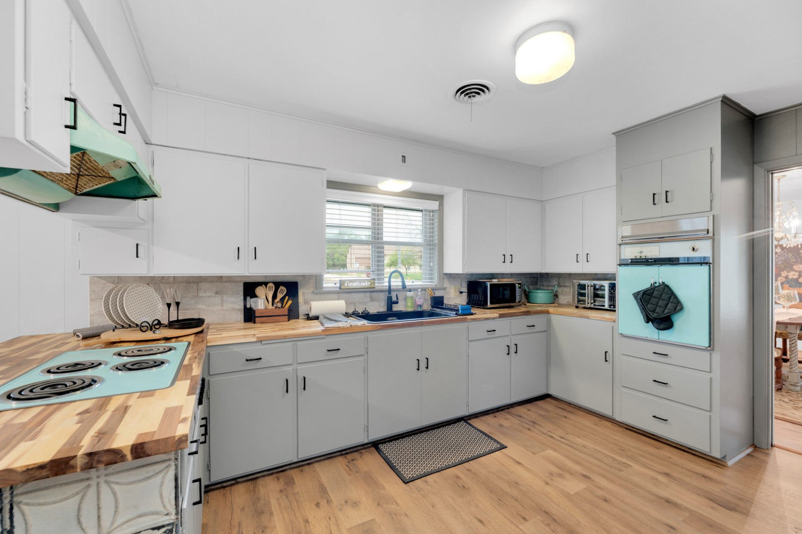 Colossal Oaks on Walnut St | Corner Lot | Downtown
