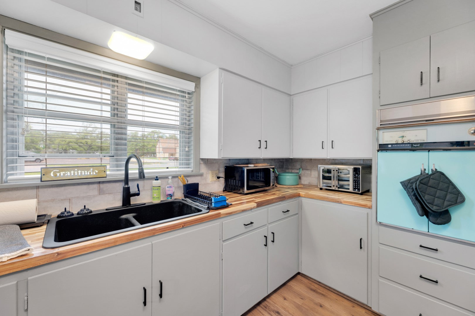 Colossal Oaks on Walnut St | Corner Lot | Downtown