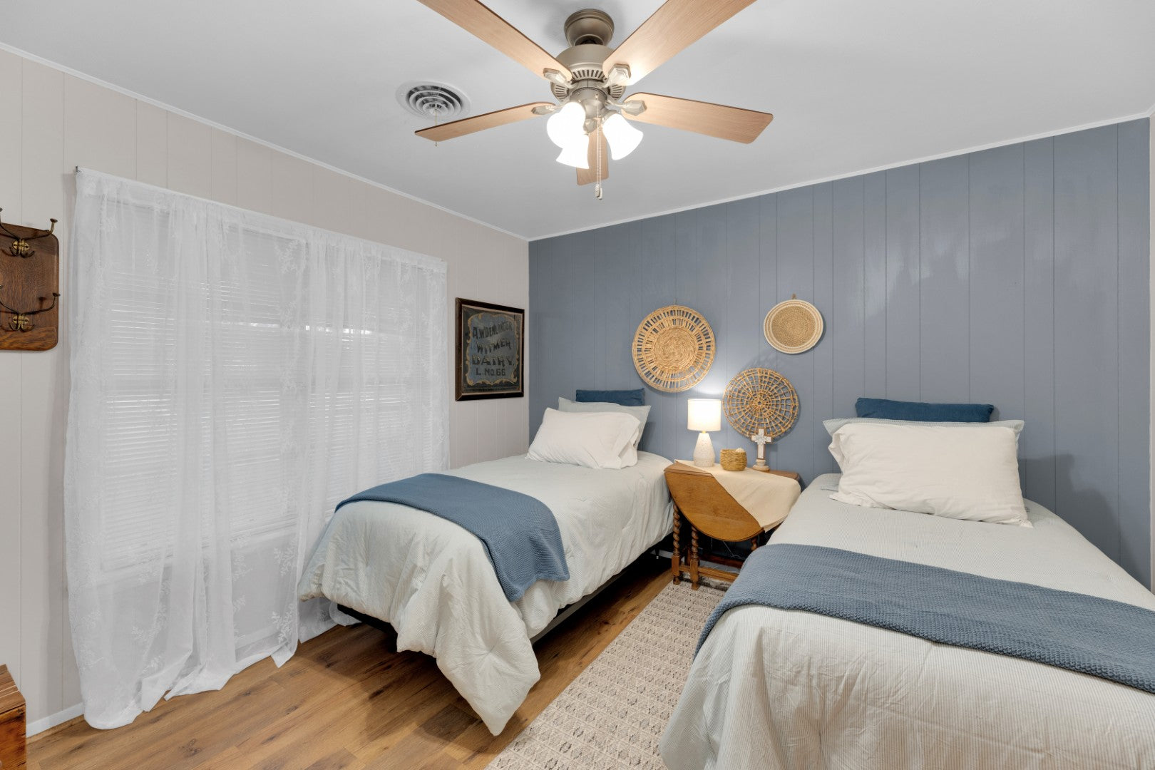 Colossal Oaks on Walnut St | Corner Lot | Downtown