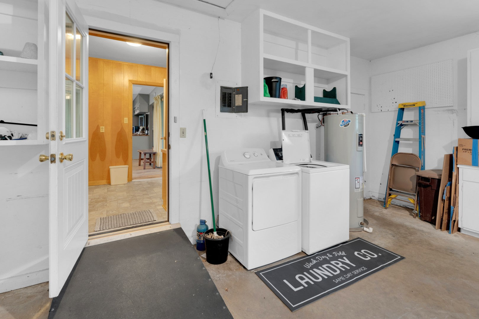 Colossal Oaks on Walnut St | Corner Lot | Downtown